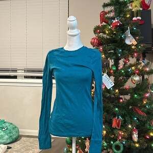 Red Camel Long Sleeve Size Medium Fitted Tee Shirt